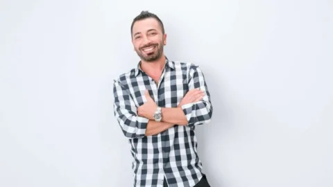 Asıl hakkında merak edilenler: ne iş yapıyor, mesleği ne?