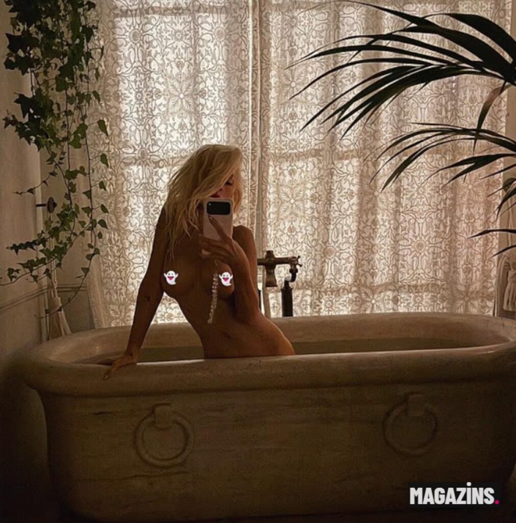 Christina Aguilera küvette verdiği pozla sevenlerini hayrete düşürdü
