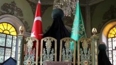 Emir Sultan kimdir? Nereli?