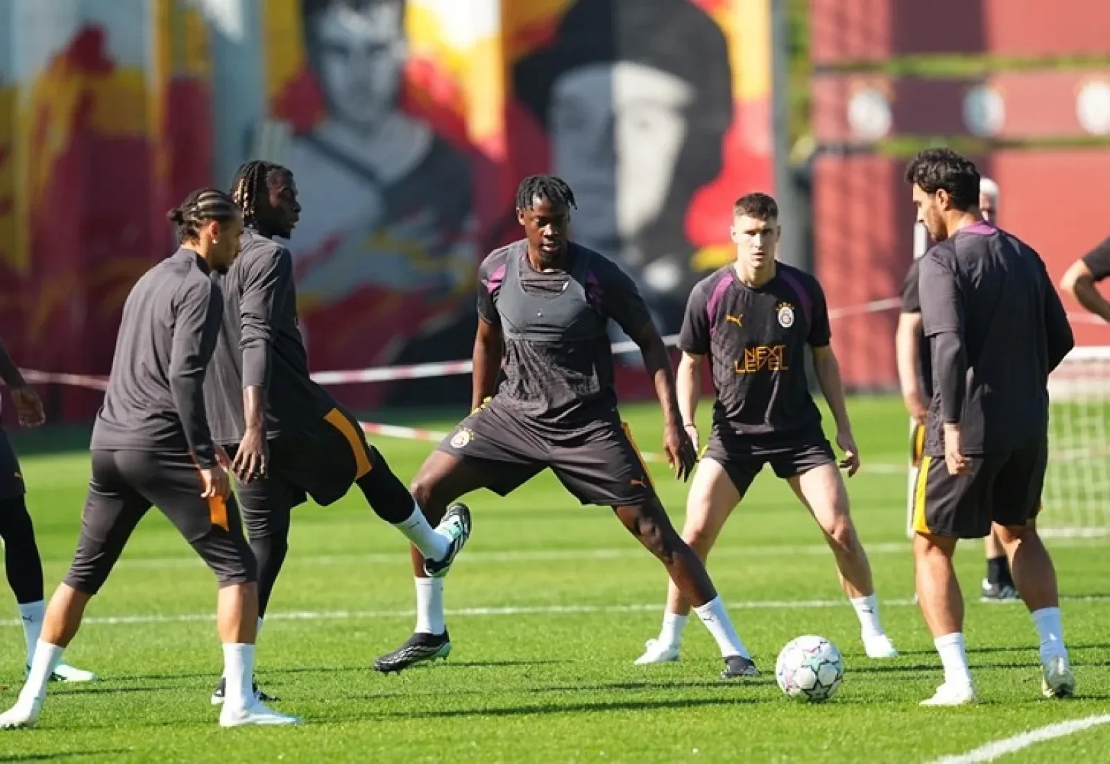 UEFA Şampiyonlar Ligi heyecanı tüm hızıyla devam ediyor. Temsilcimiz Galatasaray, Devler Ligi'nin 2. haftasında dünya futbolunun önde gelen ekiplerinden Barcelona ile kozlarını paylaşmaya hazırlanıyor. RAMS Park Stadyumu'nda oynanacak nefes kesici mücadele öncesinde taraftarlar; "GS maçı hangi kanalda?", "Galatasaray maçı şifresiz mi?", "Barcelona maçı biletleri bitti mi?" sorularına yanıt arıyor. Karşılaşmaya dair tüm yayın detayları, bilet bilgileri ve Şampiyonlar Ligi fikstürü netleşti.