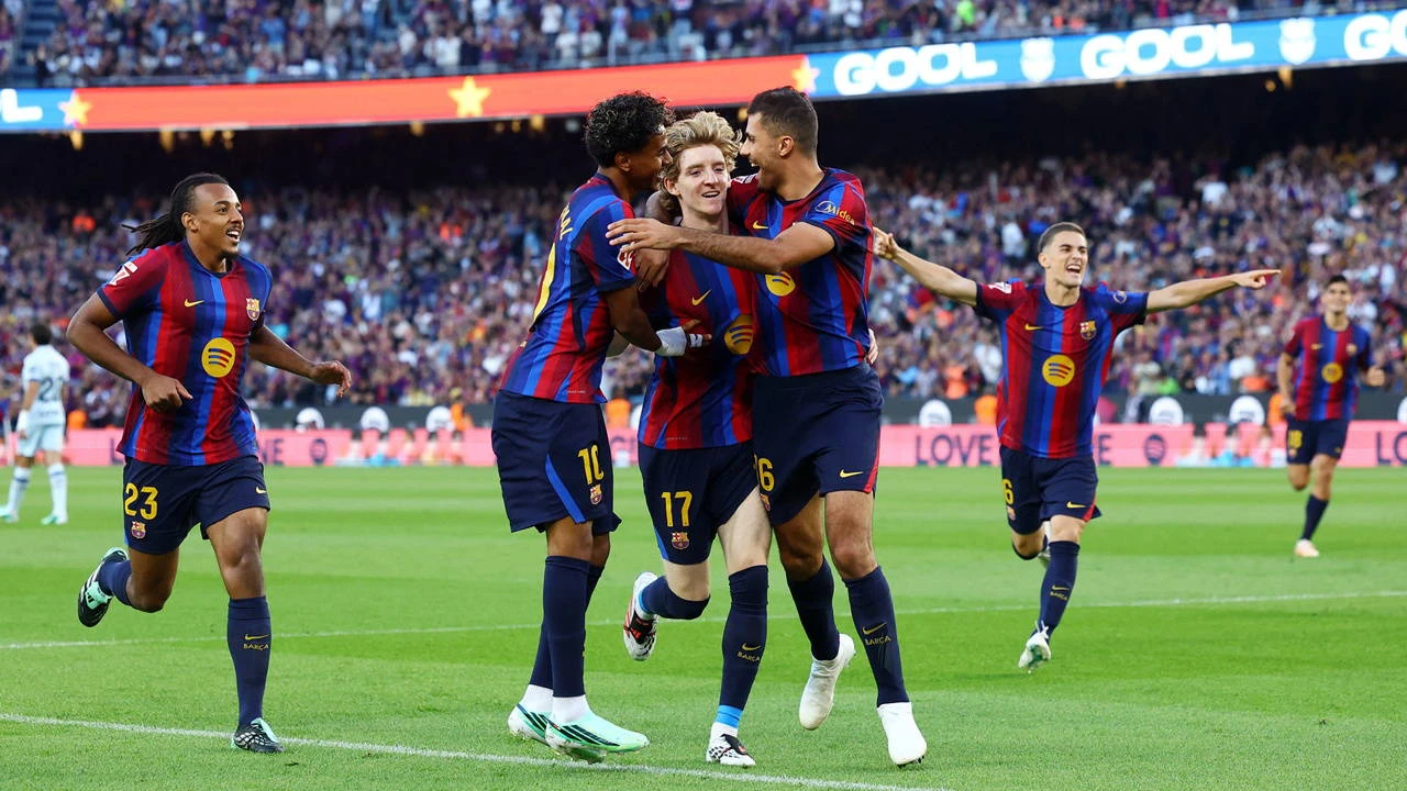 GS-Barcelona maçı hangi kanalda, şifresiz mi?Futbolseverlerin en çok merak ettiği soru yanıt buldu. Galatasaray - Barcelona Şampiyonlar Ligi karşılaşması, TRT 1 ekranlarından canlı ve şifresiz olarak yayınlanacak. Karşılaşmayı televizyon üzerinden şifresiz takip etmek mümkün olacak.