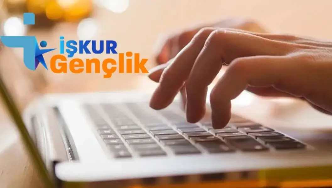 İŞKUR GENÇLİK PROGRAMI DESTEĞİ 2026 NE KADARDI?İŞKUR Gençlik Programı'nda 2026 yılı için günlük ödeme 1.375 TL olarak uygulanıyor. Gençlerin eline geçecek toplam tutar ise kampüste görev aldıkları gün sayısına göre değişiyor. Katılımcıların genel sağlık sigortası ile iş kazası ve meslek hastalığı sigorta primleri de İŞKUR tarafından karşılanıyor.İŞKUR GENÇLİK PROGRAMI'NDAN KİMLER YARARLANABİLİR?Devlet üniversitelerinin ön lisans, lisans, yüksek lisans ve doktora örgün eğitimlerinde yer alan aktif öğrenciler yararlanabilir. (Açık öğretim ve uzaktan eğitim öğrencileri programdan faydalanamaz.)