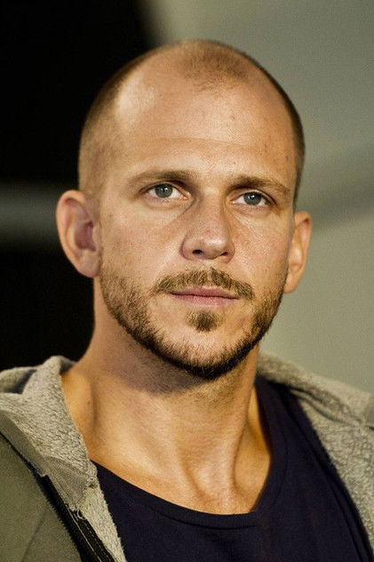 Gustaf Skarsgård rolünde Filip