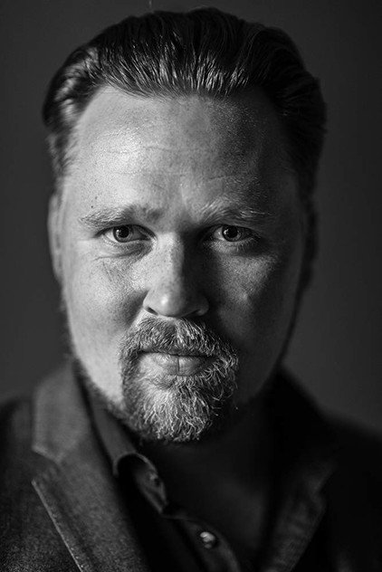 Christopher Wagelin rolünde Henrik Müller