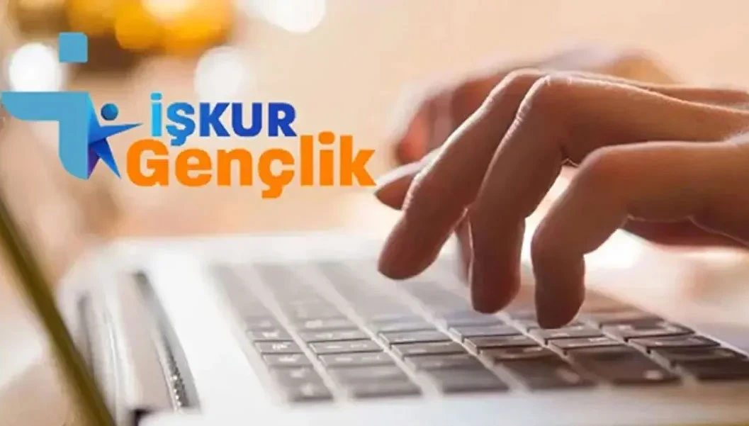 Türkiye İş Kurumu (İŞKUR) tarafından üniversite öğrencilerinin eğitim hayatlarını kesintiye uğratmadan iş deneyimi kazanmalarını ve maddi destek sağlamalarını amaçlayan İŞKUR Gençlik Programı 2026 başvurularında detaylar kesinleşti. Üniversite öğrencilerine büyük bir maddi nefes aldıracak dev proje kapsamında bu yıl tam 150 bin öğrenciye kontenjan ayrıldığı müjdelendi. "İŞKUR Gençlik Programı günlük kaç TL veriyor, aylık ödeme miktarı ne kadar ve başvurular nereden yapılır?" sorularına yanıt arayan öğrenciler için finansal detaylar da açıklandı. Program kapsamında katılım sağlayan üniversitelilere günlük 1.375 TL devam ödemesi yapılacak olup; ayda azami 14 gün katılım sağlayan bir öğrenci aylık toplam 19.250 TL'ye varan gelir desteği elde edebilecek. Hem derslerini aksatmayıp hem de iş tecrübesi edinmek isteyen adaylar başvurularını İŞKUR e-Şube (esube.iskur.gov.tr) sistemi üzerinden veya programın resmi internet sitesi aracılığıyla e-Devlet şifrelerini kullanarak saniyeler içinde tamamlayabiliyor. Üniversitelerin İŞKUR Gençlik Programı kura çekimi tarihi açıklandı.