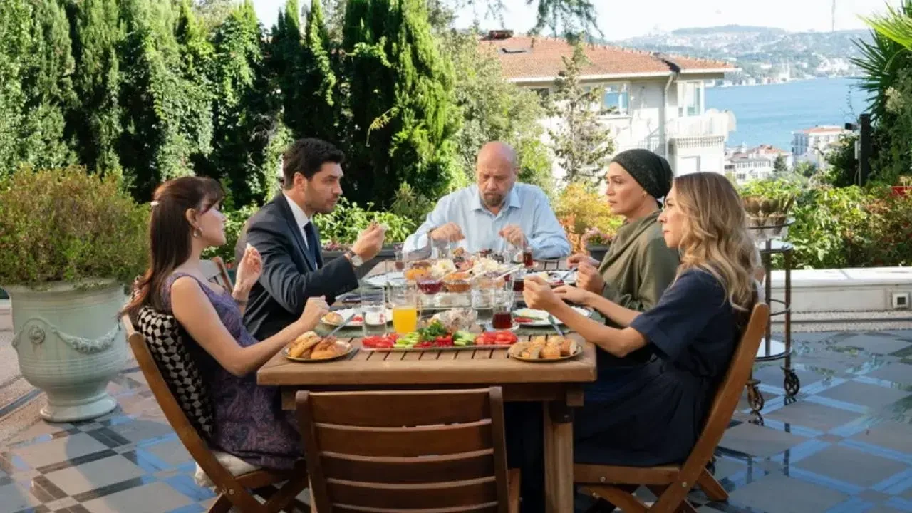 Kızılcık Şerbeti'nin senaristleri Melis Civelek ve Zeynep Gür'ün 143. bölüm itibarıyla diziden ayrılması gündem oldu. Gelişmenin ardından Zeynep Gür'ün hayatı, yaşı, memleketi, eğitim geçmişi ve senaryosunu yazdığı diziler araştırılmaya başlandı. İşte Yasak Elma, Sandık Kokusu ve Kızılcık Şerbeti projelerinde görev alan senarist Zeynep Gür hakkında bilinenler.