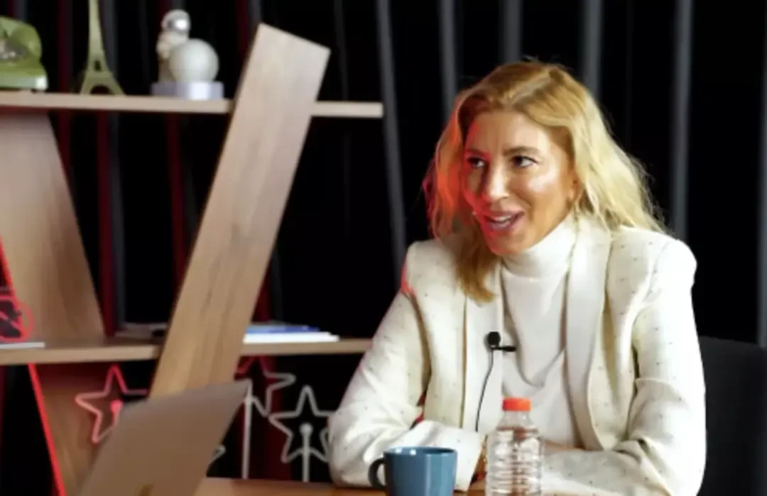 Zeynep Gür kimdir?Zeynep Gür, Türk televizyon sektöründe senarist olarak tanınan isimler arasında yer alıyor. İç mimarlık eğitimi alan Gür, bir süre bu alanda çalıştıktan sonra sinema ve televizyon dünyasına yöneldi. 2017 yılından itibaren Med Yapım bünyesinde çalışan senarist, özellikle Yasak Elma ve Kızılcık Şerbeti gibi yapımlardaki çalışmalarıyla tanındı. Senaryo yazarlığının yanı sıra oyunculuk deneyimi de bulunan Zeynep Gür, 2020 yılında Yasak Elma dizisinde muhabir karakteriyle kamera karşısına geçti. Televizyon projelerinde hem senaryo ekibinde hem de oyuncu olarak görev alması, kariyerinin farklı alanlara uzanmasını sağladı.