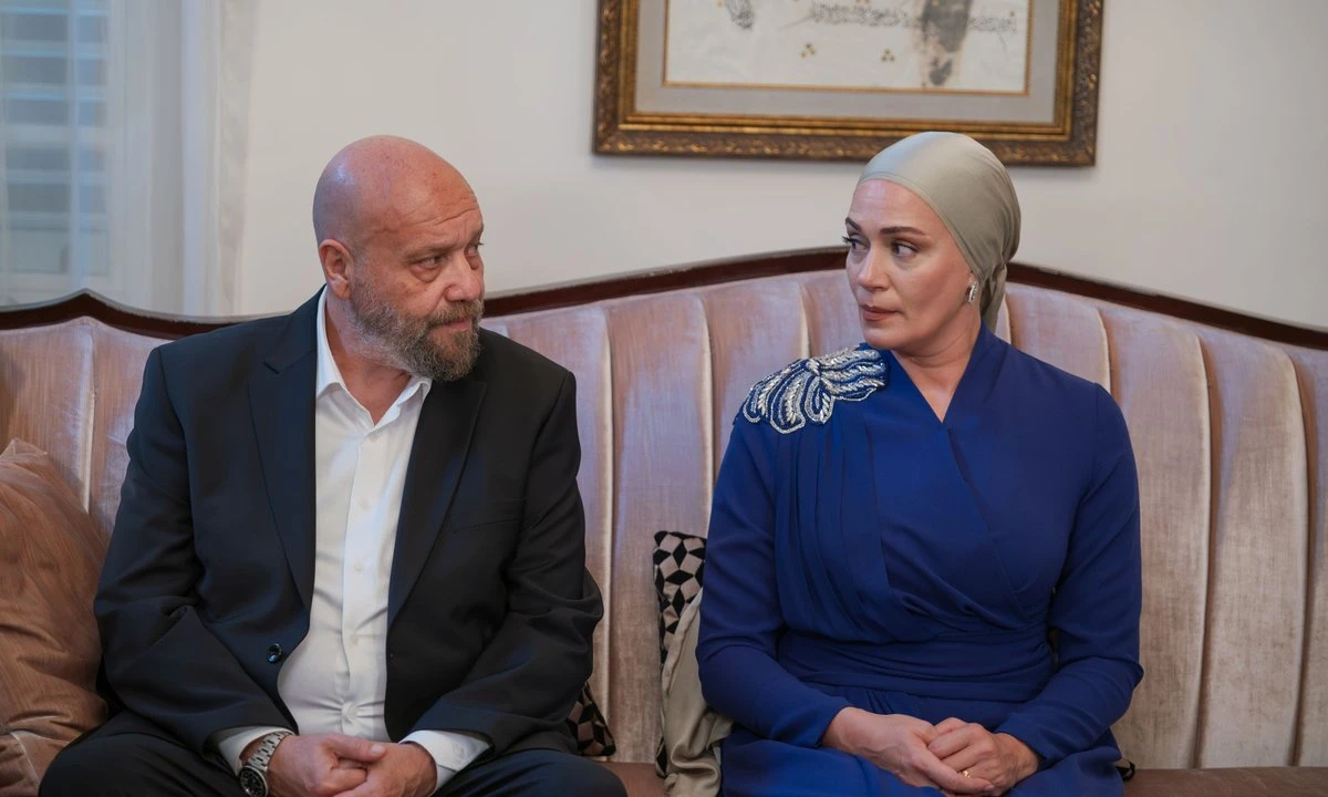 Zeynep Gür hangi dizilerin senaryosunu yazdı?Kariyeri boyunca farklı televizyon projelerinde görev alan Zeynep Gür, özellikle üç yapımla izleyicilerin karşısına çıktı.Yasak Elma: 2018 yılında yayın hayatına başlayan dizinin senaryo ekibinde Melis Civelek ile birlikte görev aldı. Uzun süre ekranlarda kalan yapım, Gür'ün televizyon sektöründeki çalışmalarının öne çıkan örnekleri arasında yer aldı.Kızılcık Şerbeti: 2022 yılında izleyiciyle buluşan dizinin ilk bölümünden itibaren senaryo ekibinde yer aldı. Melis Civelek ile birlikte kaleme aldığı hikâye, dizinin sezonlar boyunca devam eden ekran yolculuğunda önemli bir yer tuttu.Sandık Kokusu: 2023 yılında ekranlara gelen dizinin senaryo çalışmalarında da Melis Civelek ile birlikte görev aldı. Yapım, Gür'ün kariyerindeki projeler arasında bulunuyor.