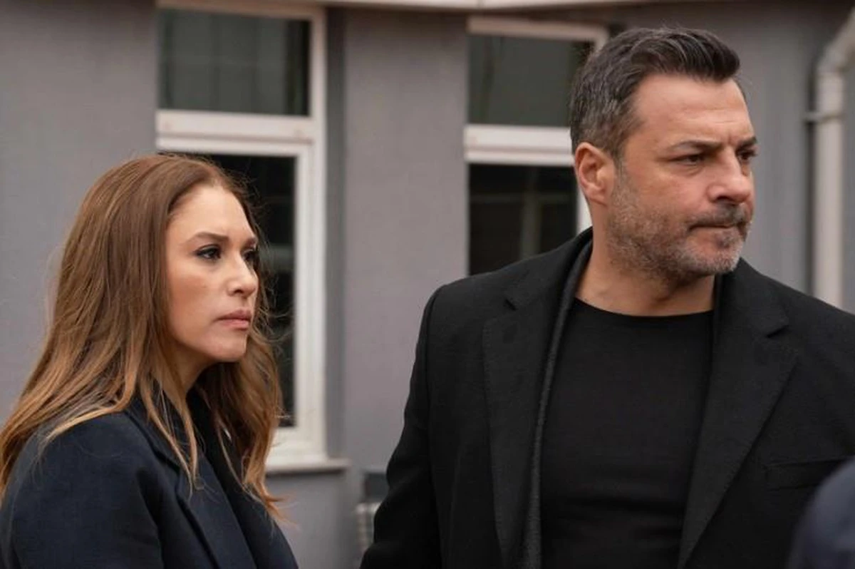 Zeynep Gür Kızılcık Şerbeti'nden neden ayrıldı?Kızılcık Şerbeti'nin senaristleri Melis Civelek ve Zeynep Gür'ün ayrılığı, 8 Ekim 2026 tarihinde gündeme geldi. Birsen Altuntaş'ın haberine göre, senaryo sürecinin ilerleyişiyle ilgili yaşanan anlaşmazlığın ardından taraflar karşılıklı anlaşarak yollarını ayırdı. İki senaristin dizideki görevlerinin 143. bölüm itibarıyla sona erdiği bildirildi.Beşinci sezonuyla yayın hayatını sürdüren dizideki ayrılığın ardından yeni senaryo ekibinin kimlerden oluşacağı merak konusu oldu. Yapımın bundan sonraki bölümlerini kaleme alacak isimler hakkında henüz resmi bir açıklama yapılmadı.