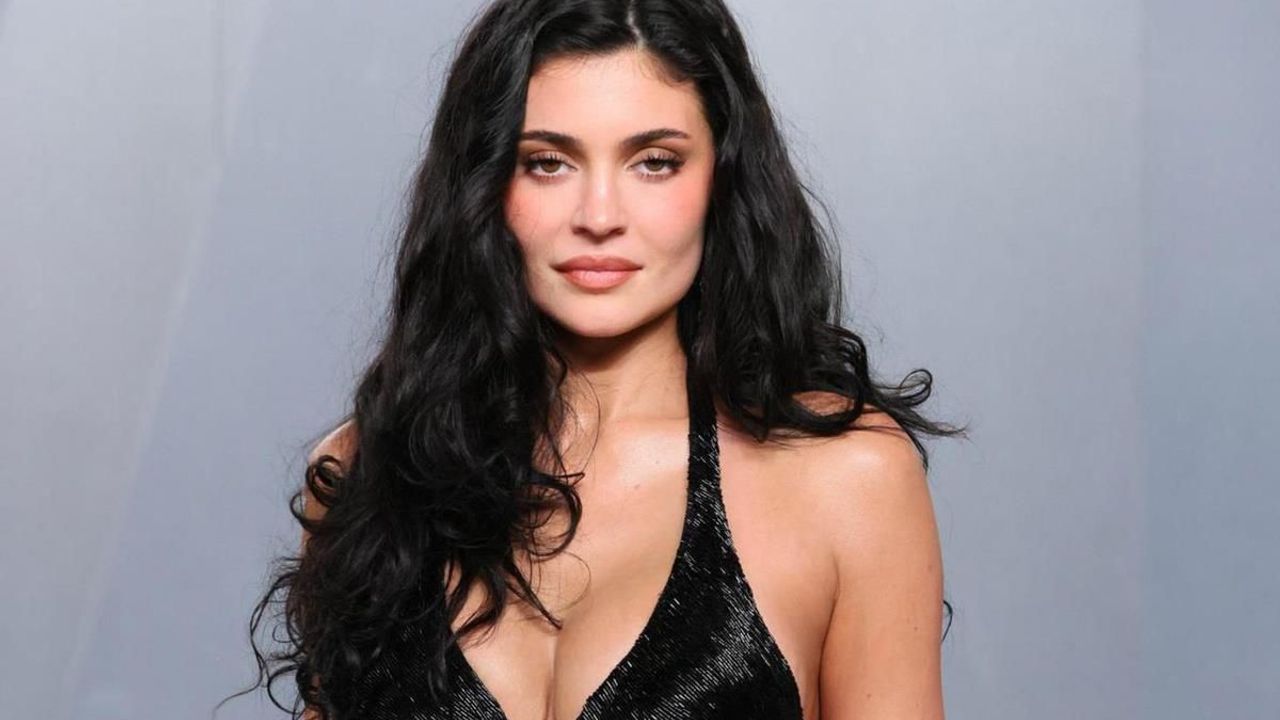 50 milyon dolarlık sütyenle podyuma çıkan Kylie Jenner kimdir? Kylie Cosmetics’i kaça sattı, kaç çocuğu var?