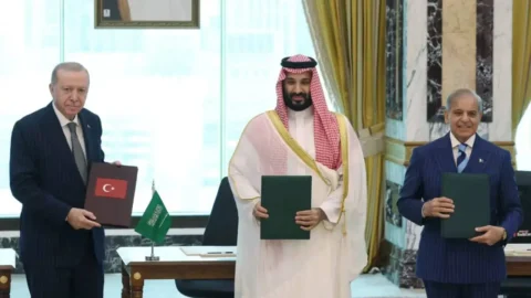 Mekke Anlaşması Nedir? Türkiye, Pakistan ve Suudi Arabistan Arasında İmzalanan Mekke Anlaşması’nın Maddeleri Neler?