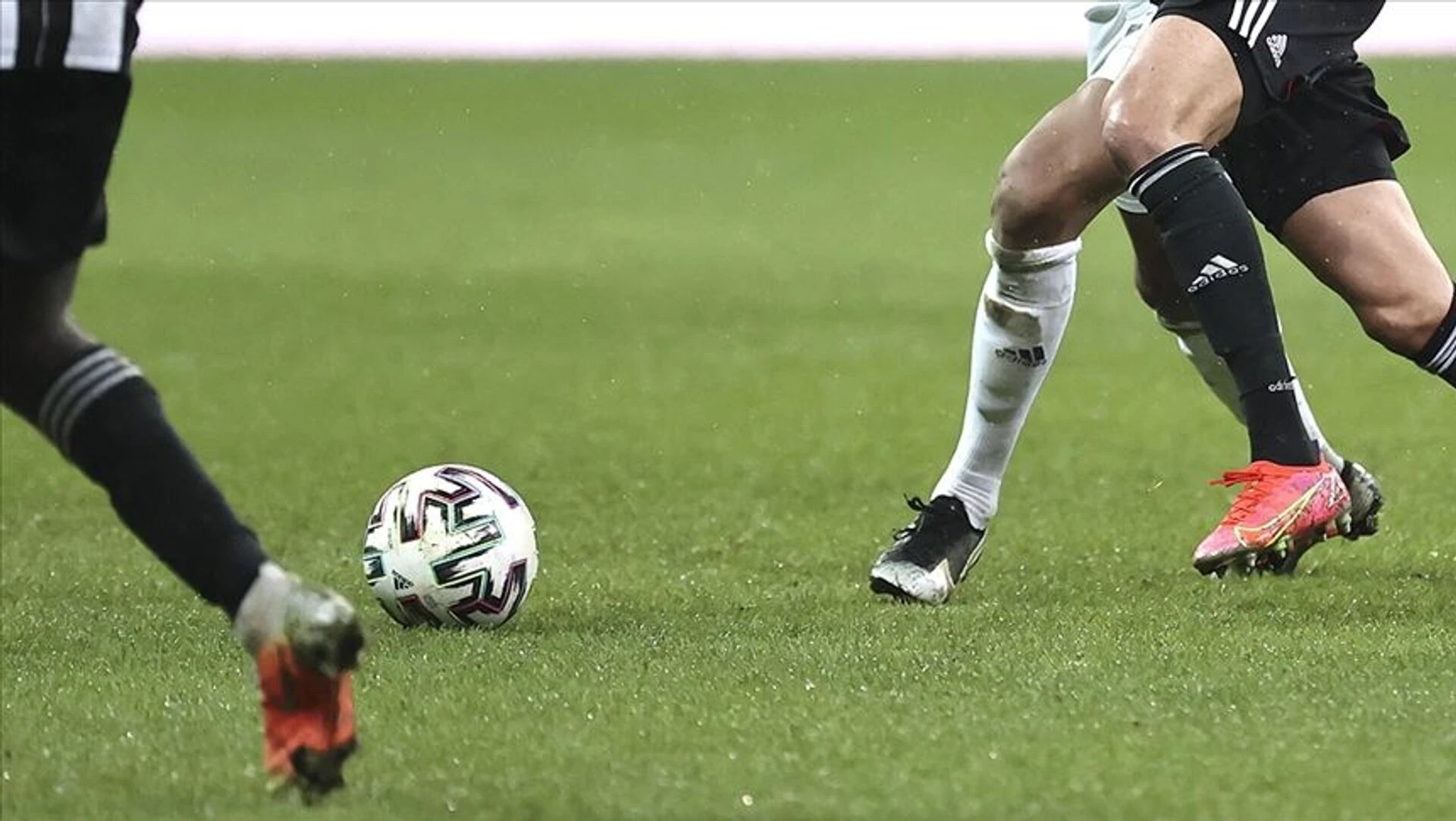 PSV Eindhoven - Shakhtar Donetsk maçı için futbolseverlerin araştırdığı yayın ve maç saati detayları belli oldu. UEFA Şampiyonlar Ligi'ndeki mücadelede PSV Eindhoven ile Shakhtar Donetsk karşı karşıya gelecek. 10 Eylül 2026 Perşembe günü oynanacak karşılaşmanın başlama saati Türkiye saatiyle 19.45 olarak açıklandı. Futbolseverler özellikle "PSV - Shakhtar Donetsk maçı saat kaçta?", "hangi kanalda?" ve "şifresiz mi?" sorularına yanıt arıyor.