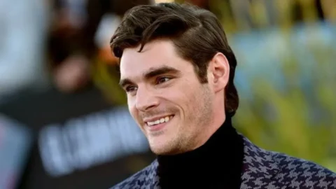 RJ Mitte eşi kim? İşte hayatı ve kariyeri