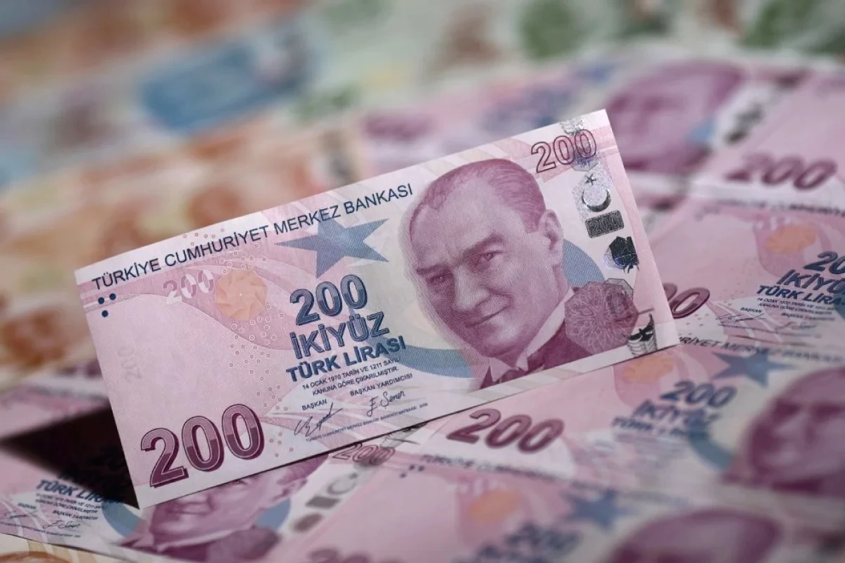Ocak 2027'de sosyal ödemeler yeniden hesaplanacak65 yaş aylığı başta olmak üzere engelli aylığı, evde bakım yardımı, eş ve çocuk yardımı ile dul ve yetim maaşlarının Ocak 2027 tutarlarında enflasyon verileri ve memur maaş katsayısındaki değişim belirleyici olacak.2026 yılı enflasyonunun kesinleşmesi için üç aylık veri daha beklenirken yıl sonuna yönelik farklı tahminler bulunuyor. Ocak 2027'de memur ve emekli maaşlarındaki artışların kesinleşmesiyle sosyal yardım tutarları da yeniden hesaplanacak.