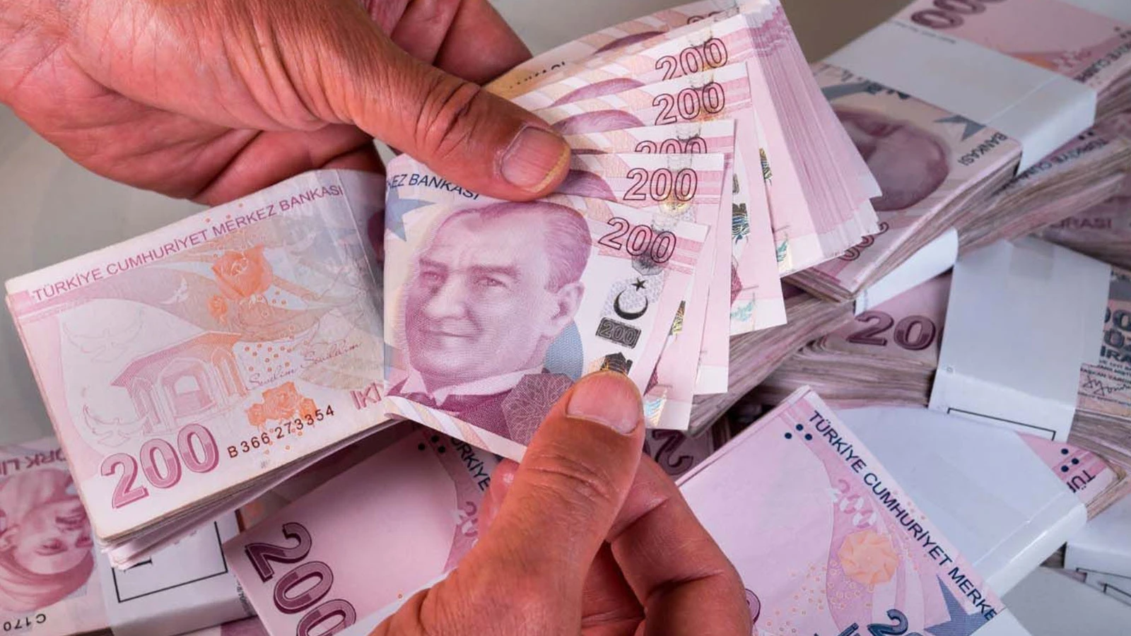 Memur zammı için dört senaryo öne çıkıyorYıl sonu enflasyon tahminlerine göre altı aylık enflasyon ve buna bağlı memur maaşı artışına ilişkin hesaplamalar şöyle:Yıl sonu enflasyonunun yüzde 28 olması halinde altı aylık enflasyonun yüzde 8,70, toplam memur zammının yüzde 6,67 olması bekleniyor.Orta Vadeli Program'daki yüzde 28,4 tahmininin gerçekleşmesi halinde altı aylık enflasyon yüzde 9,04, memurların enflasyon farkı yaklaşık yüzde 1,91 ve toplam zam yaklaşık yüzde 7 olarak hesaplanıyor.Altı aylık enflasyonun yüzde 10,06 olması durumunda memur ve memur emeklileri için yaklaşık yüzde 2,86 enflasyon farkı ve yüzde 8,01 toplam zam hesaplanıyor.Finansal Kurumlar Birliği ile İstanbul Üniversitesi iş birliğiyle hazırlanan Ekonomik Görünüm Endeksi'ndeki yüzde 30,32'lik yıl sonu enflasyon tahmininde ise altı aylık enflasyon yüzde 10,67 seviyesinde hesaplanıyor.Kesin zam oranı, yılın kalan aylarına ilişkin enflasyon verilerinin açıklanmasının ardından netleşecek.