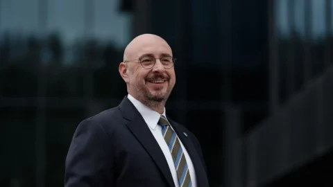Uğur Poyraz kaç yaşında, evli mi? Kaç çocuğu var? Memleketi neresi? Mesleği ne? Hangi partide siyaset yapıyor?